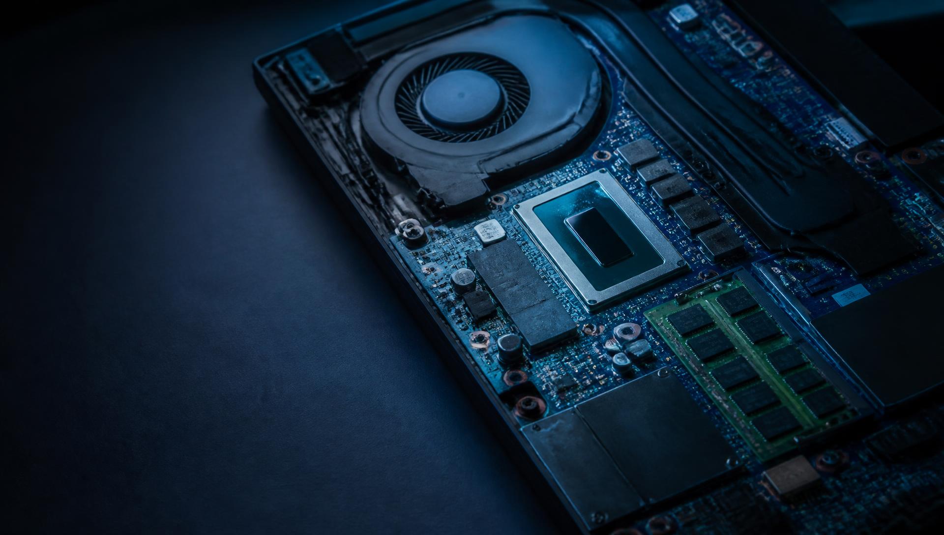 Placa madre de laptop moderna con CPU, ventilador y módulos de memoria visibles